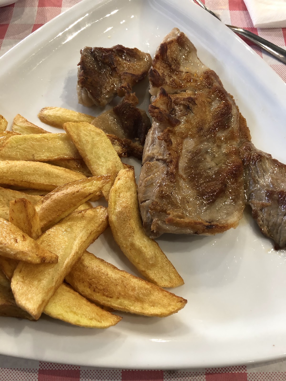 Pulpo a la gallega servido sobre patatas cocidas